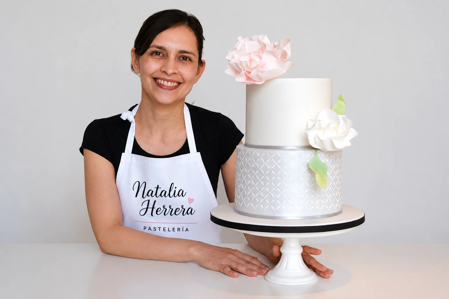 Pastelera decorando una torta
